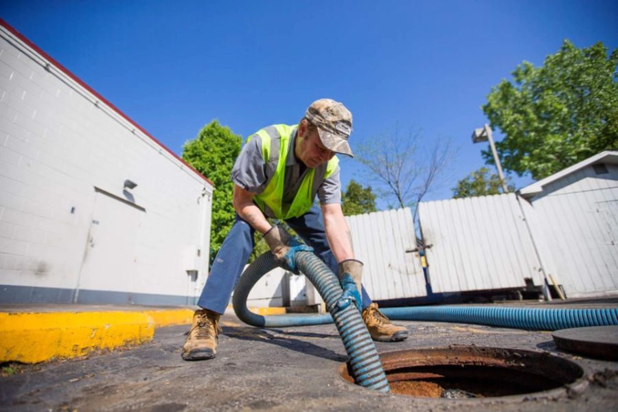 grease-trap-maintenance-man grease-trap-maintenance-man